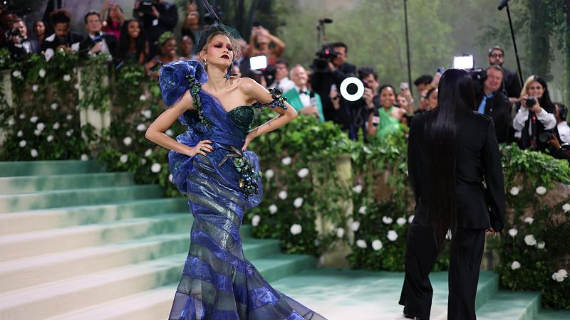 Insectos, árboles y muchas flores: los invitados a la Met Gala 2024 lucen sus vestidos más extravagantes