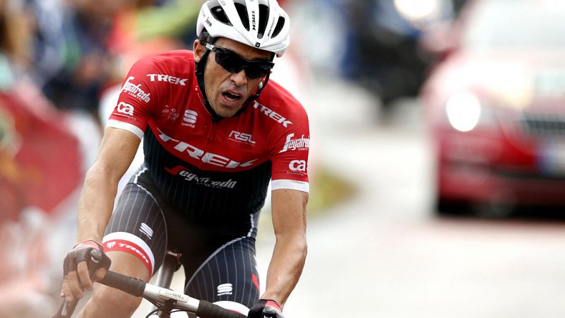 Contador vuelve a poner patas arriba la Vuelta; Stefan Denifl gana en Los Machucos
