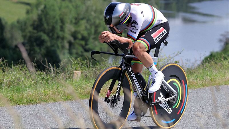 Evenepoel brilla en la contrarreloj y se pone líder del Dauphiné