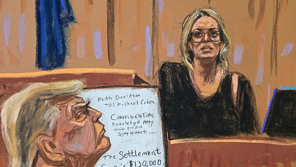 La actriz porno Stormy Daniels sube al estrado en el juicio penal contra Donald Trump