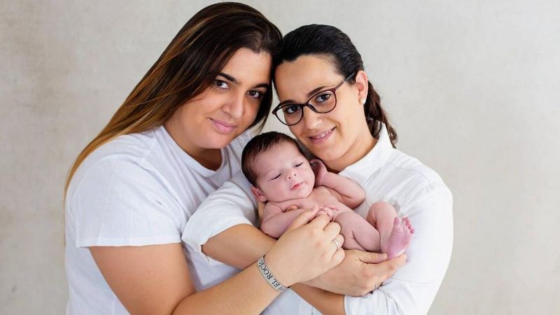Maternidad biológica entre parejas de mujeres: “Tengo una mamá y una mami, así que tengo mucha suerte”
