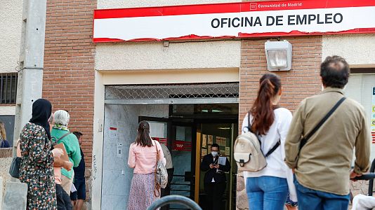 Varias personas hacen cola para acceder a una oficina de empleo en Madrid