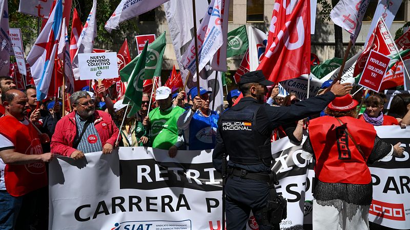 Trabajadores de la Agencia Tributaria se manifiestan en Madrid para pedir mejoras laborales y salariales