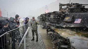 Un soldado ruso muestra equipo militar occidental capturado por Rusia en Ucrania