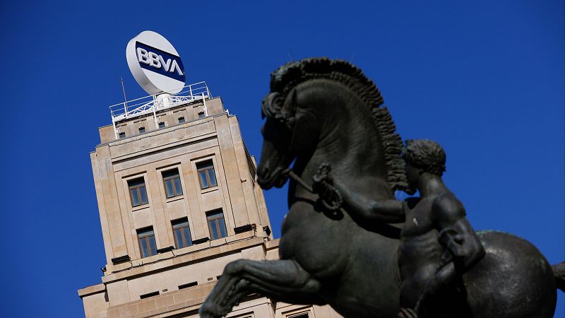 BBVA insiste en hacerse con el Sabadell: ¿qué es una opa hostil?, ¿qué viabilidad e impacto puede tener?