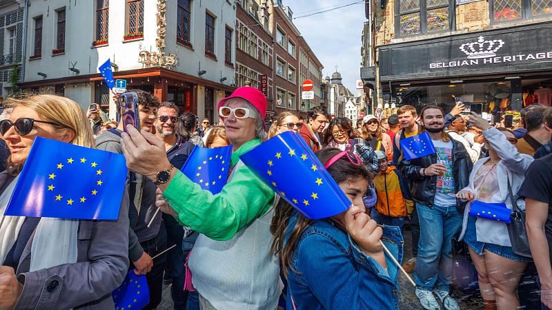 La UE se tiñe de azul por el Día de Europa mientras Rusia saca su ejército en memoria de los soldados soviéticos