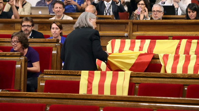 Iglesias pide a la diputada de Podemos que se disculpe por retirar las banderas españolas y ésta se niega