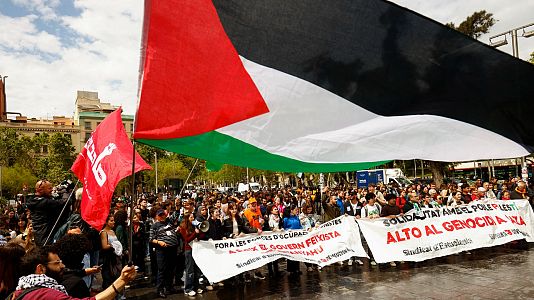 Universitarios de Granada tras la primera noche de acampada en apoyo a Palestina ante el rectorado de la Universidad