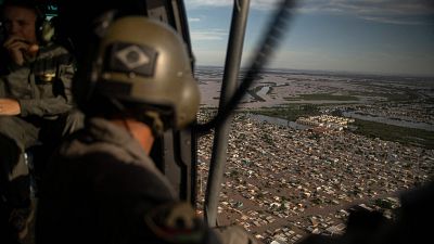 Soldados del Ejrcito brasileo sobrevolando las zonas damnificadas