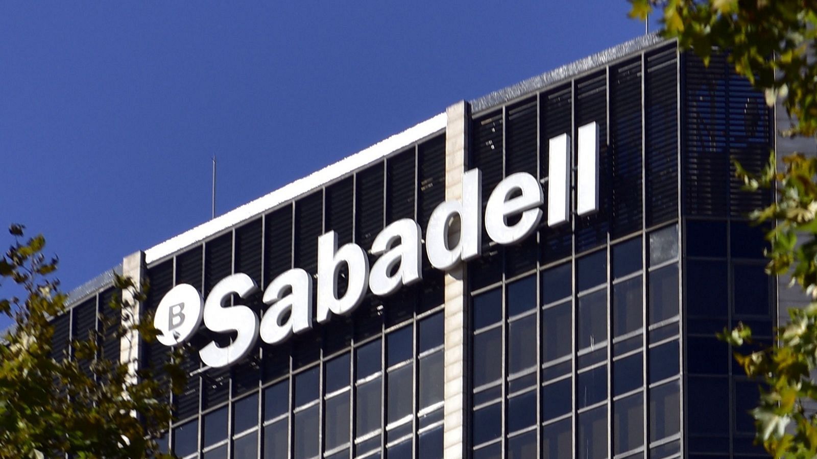 Sabadell acusa al BBVA ante la CNMV de vulnerar la ley de opas | Ver