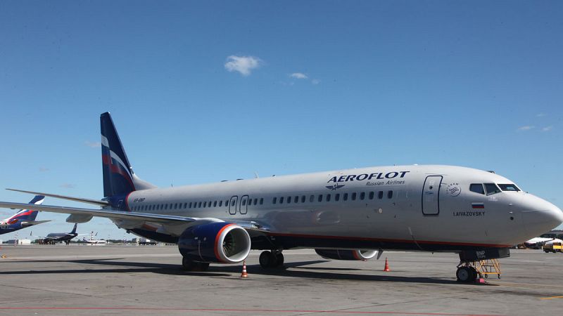 Aeroflot indemnizará a una azafata apartada de vuelos internacionales por no valerle el uniforme