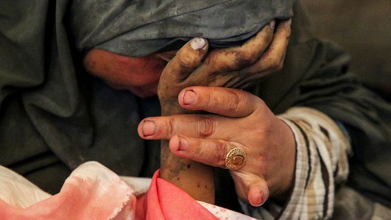 Buthayna Abu Jazar sostiene la mano de su hijo Hazma, muri� en un ataque israel� en R�fah el pasado 9 de mayo