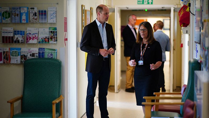 El príncipe Guillermo asegura que Kate Middleton "está bien" con su tratamiento médico por cáncer
