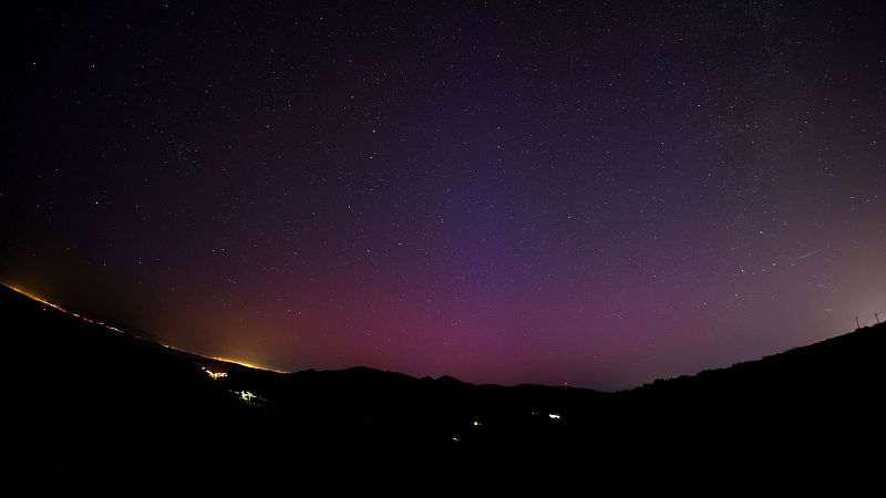 Una aurora boreal alumbra cielos de España y Europa tras la tormenta geomagnética más fuerte en 20 años