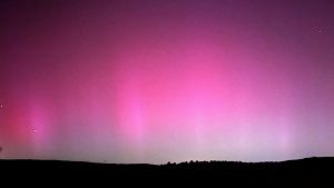 L'aurora boreal vista des de les Muntanyes d'Ordal