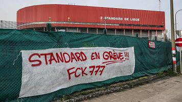 Protestas d elos aficionados del Standard de Lieja contra los propietarios del club: 777 Partners.
