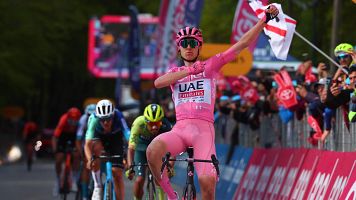 Tadej Pogacar celebra su victoria en Prati di Tivo, final de la etapa 8 del Giro de Italia 2024.
