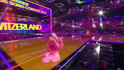 Nemo se marca un Sergio Ramos y rompe el Micrfono de Cristal en Eurovisin al celebrar su victoria
