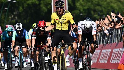El neerlands Olav Kooij gana la novena etapa del Giro 2024 con final en Npoles