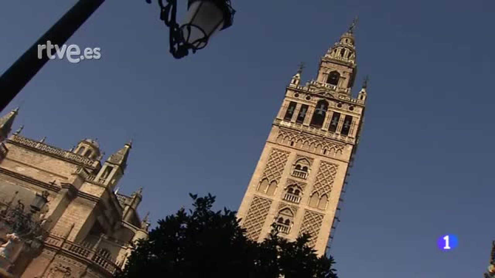 Un desfibrilador, clave en la recuperación de un turista finlandés infartado en la Giralda, Sevilla | Ver