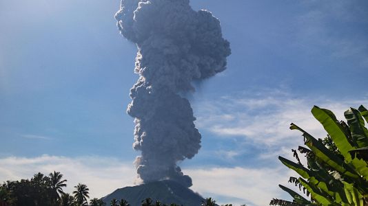 El monte Ibu arroja una densa humareda en Gam Ici, Maluku del Norte