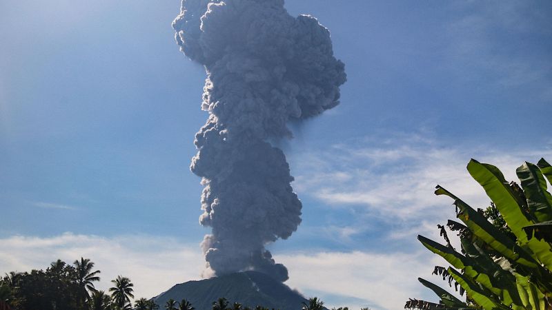 El volcán Ibu entra en erupción y lanza una columna de ceniza de 5.000 metros en Indonesia