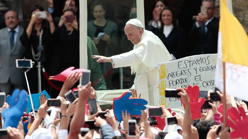 El papa Francisco insta a los jóvenes colombianos a "soñar a lo grande" para culminar el acuerdo de paz