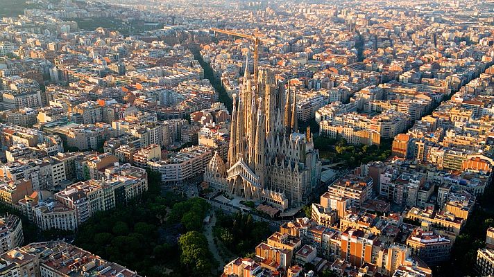 Barrio residencial del Eixample de Barcelona y la famosa Baslica de la Sagrada Familia