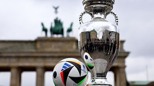 Imagen del trofeo de la Eurocopa delante de la Puerta de Branderburgo.