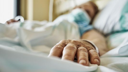 Una paciente hospitalizada descansa en una cama