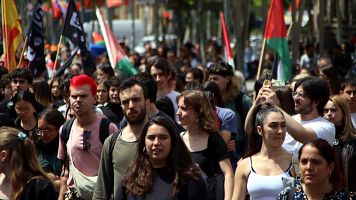 Mig miler d'estudiants es concentren tallen la Gran via de Barcelona en defensa de Palestina.