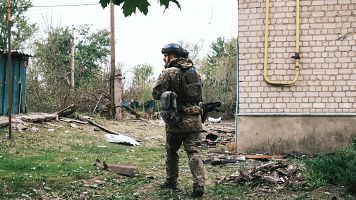 Un polic�a ucraniano inspecciona la zona durante la evacuaci�n de la poblaci�n local de los territorios fronterizos con Rusia