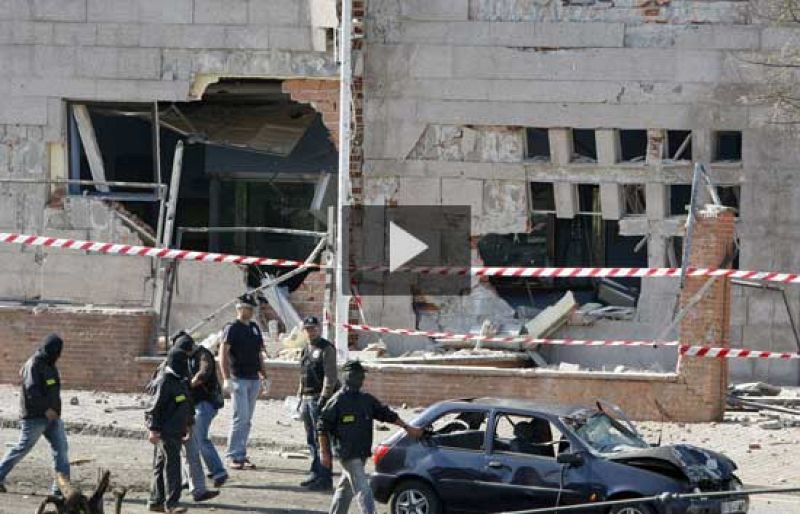 ETA explota dos coches bomba en Ondárroa y Vitoria, que Interior achaca al comando Vizcaya