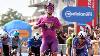 Jonathan Milan se impone en la etapa 11 del Giro de Italia.