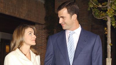 Felipe VI y Letizia Ortiz se miran tras empezar  a salir