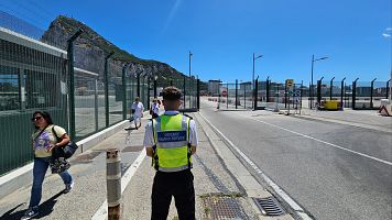 Un polica en la entrada de la pista del aeropuerto de Gibraltar
