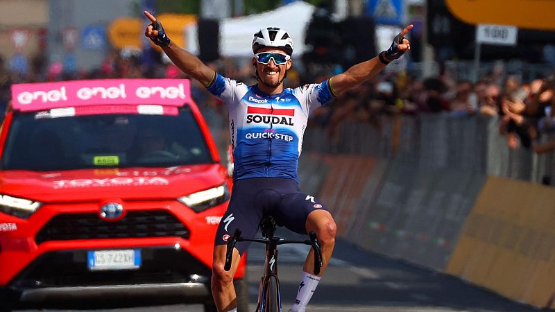 Alaphilippe consigue su primera victoria en el Giro de Italia tras culminar una escapada de 140 kilómetros