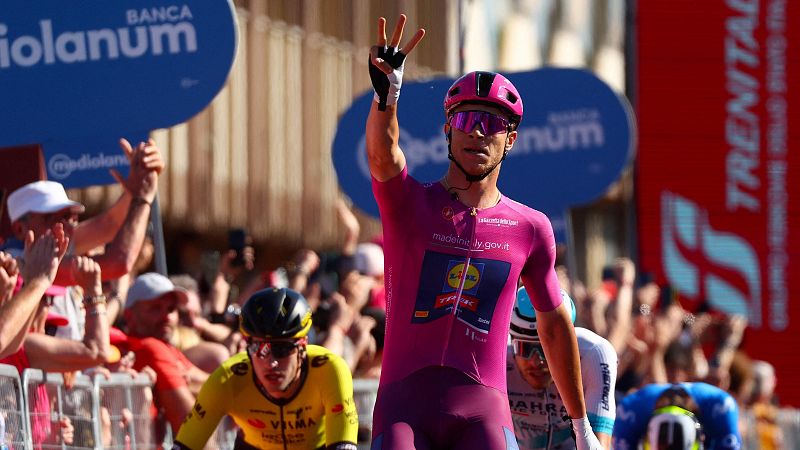 El 'sprinter' Jonathan Milan hace triplete tras sufrir en un abanico en el Giro