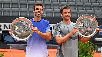 Marcel Granollers y Horacio Zeballos reciben el trofeo de ganadores en Roma