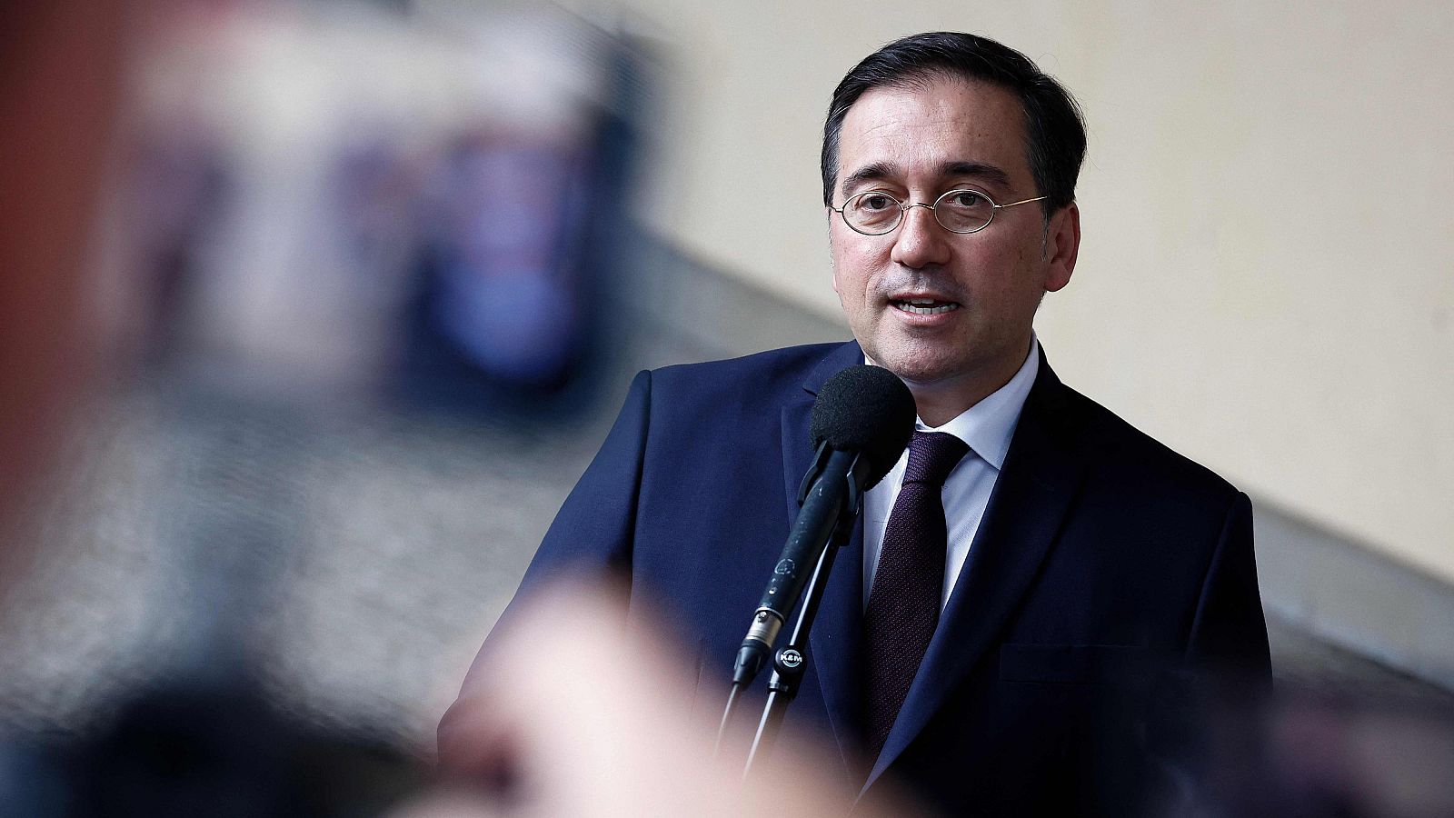 Albares convoca al embajador de Argentina - La hora de La 1 | Ver