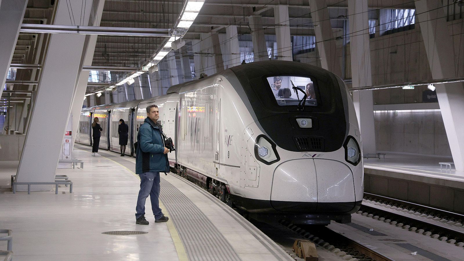 Estreno con retrasos en los AVE desde Galicia y Asturias a Madrid | Ver