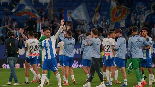 Los jugadores del Espanyol celebran la victoria sobre el Real Oviedo.