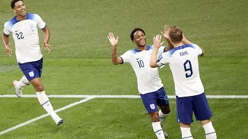 Los jugadores de Inglaterra celebran un gol