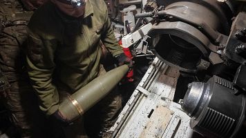 Soldado ucraniano de la 92 brigada de asalto separada prepara un obs autopropulsado M109