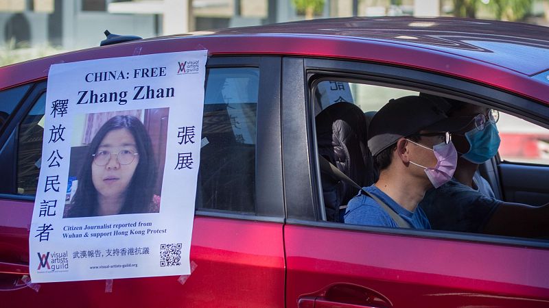 La periodista china Zhang Zhan, encerrada por informar sobre el COVID-19, liberada bajo vigilancia