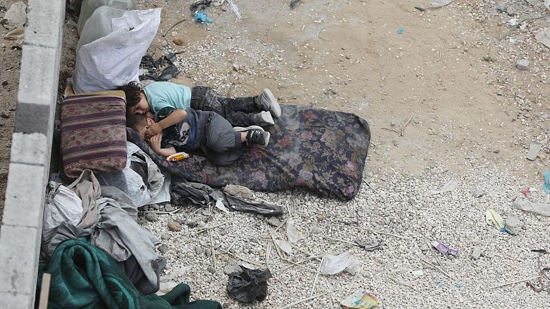 Dos nios duermen en una cama en el suelo en el campo de refugiados de Nuseirat, en el centro de la Franja de Gaza, en medio de la actual guerra de Israel contra Gaza.