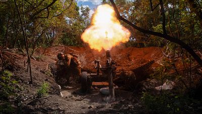 Soldados de la 93. Brigada Mecanizada de Ucrania disparan un mortero pesado francs MO-120-RT