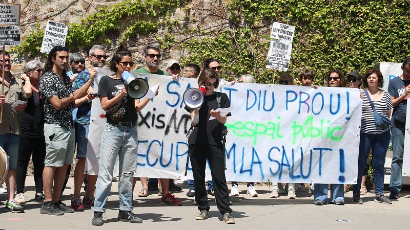 Un desfile de Louis Vuitton en el Park Güell pone a los vecinos en pie de guerra: "Los barrios no somos una pasarela"