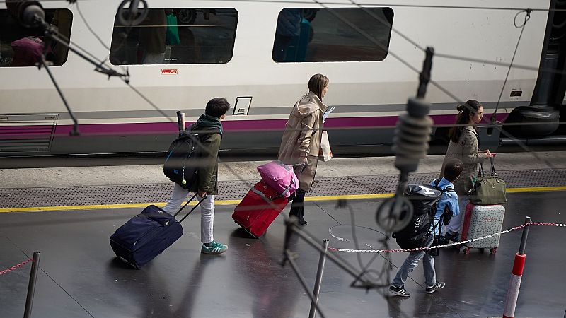 El Gobierno renueva los descuentos a jóvenes para viajar en autobús y tren por España y Europa este verano