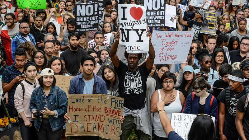 Miles de personas marchan en Nueva York en defensa de los "soñadores"